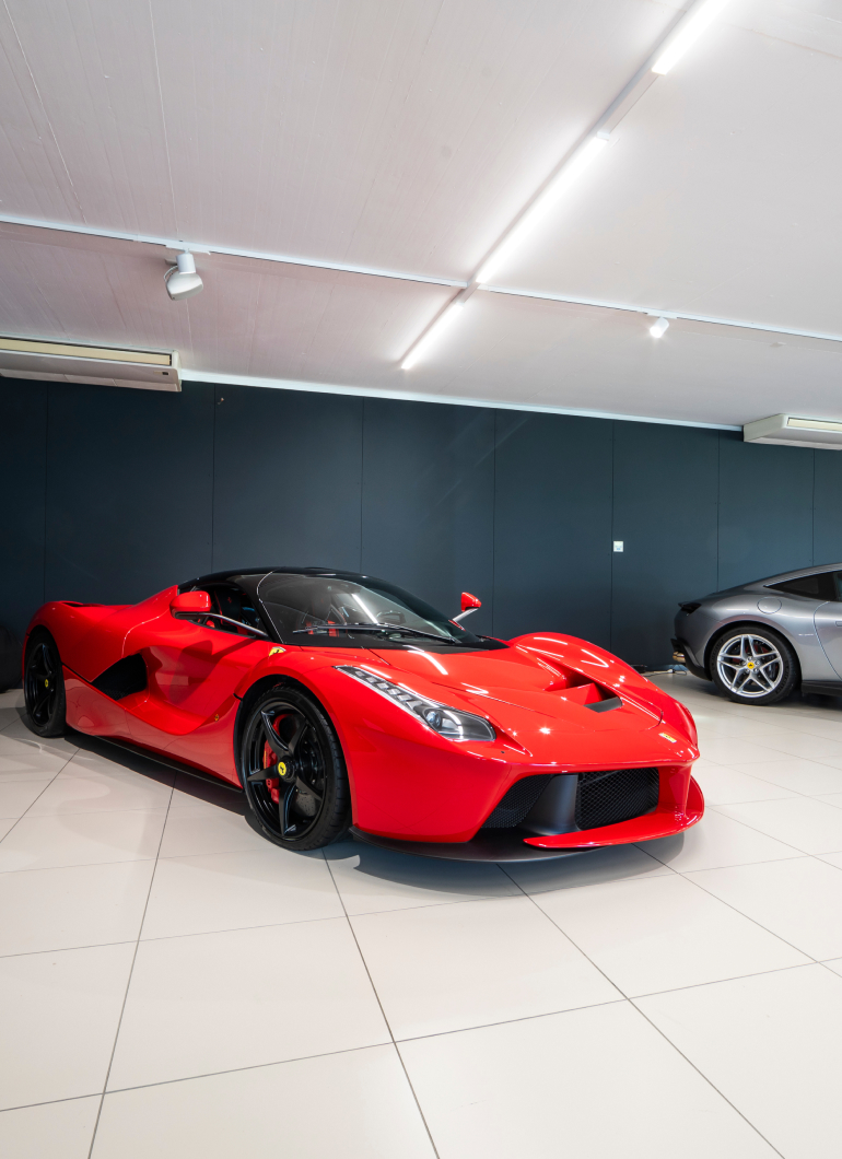 Ferrari Rot Showroom