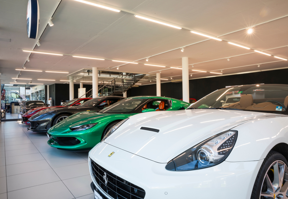 Ferrari Showroom Weiss